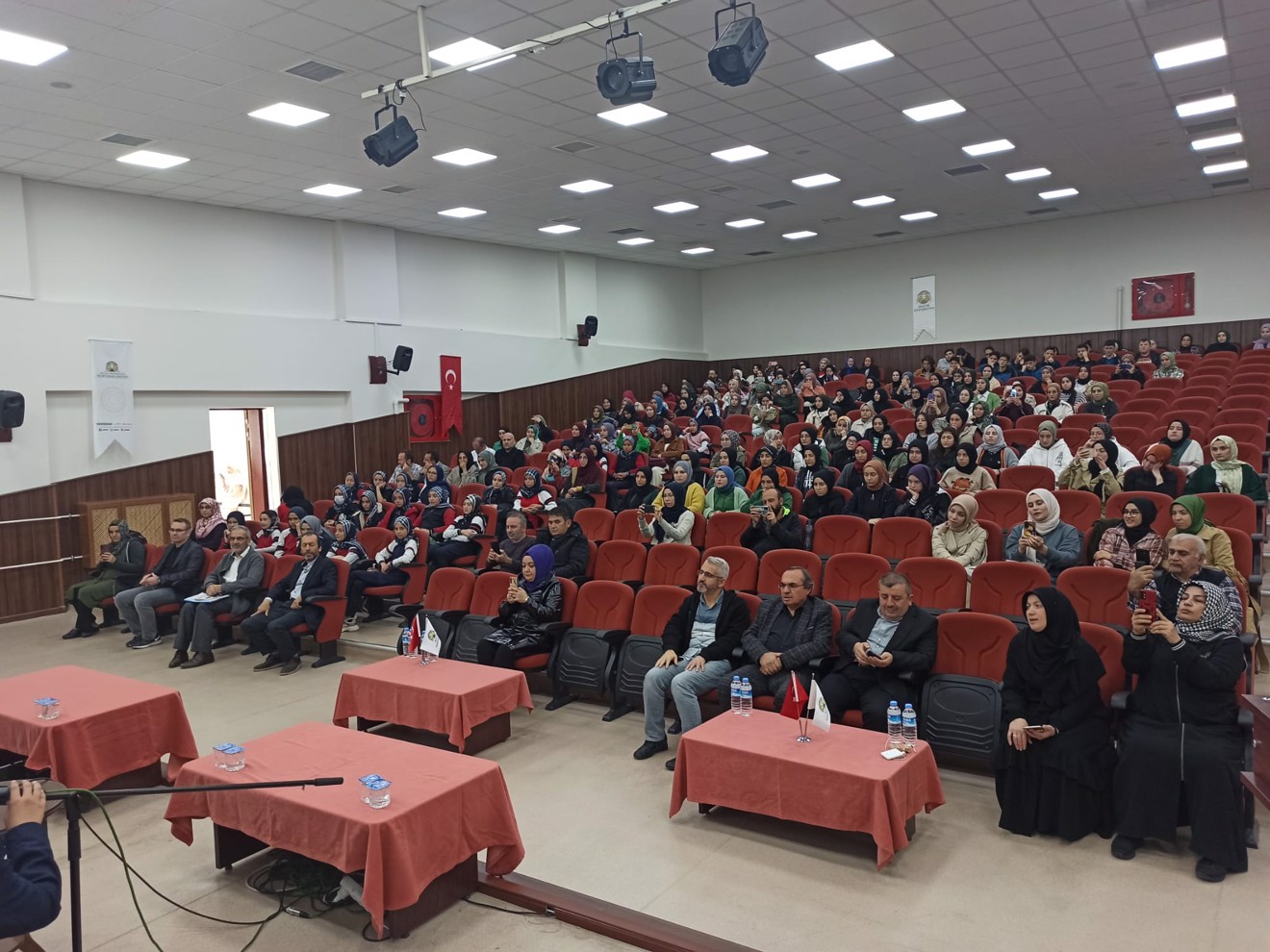Hakikati gören görme engelli imam hatip öğrencileri ile Mevlid-i Nebi kutlaması gerçekleştirildi.